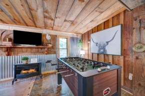 Bear Den Bungalow with Hot Tub Near Blue Ridge and Ellijay